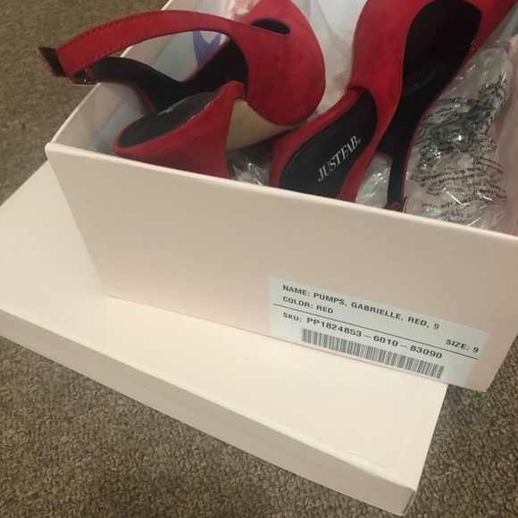 Red Pump, Gabrielle. Like new. Size 9. - Picture 4 of 4